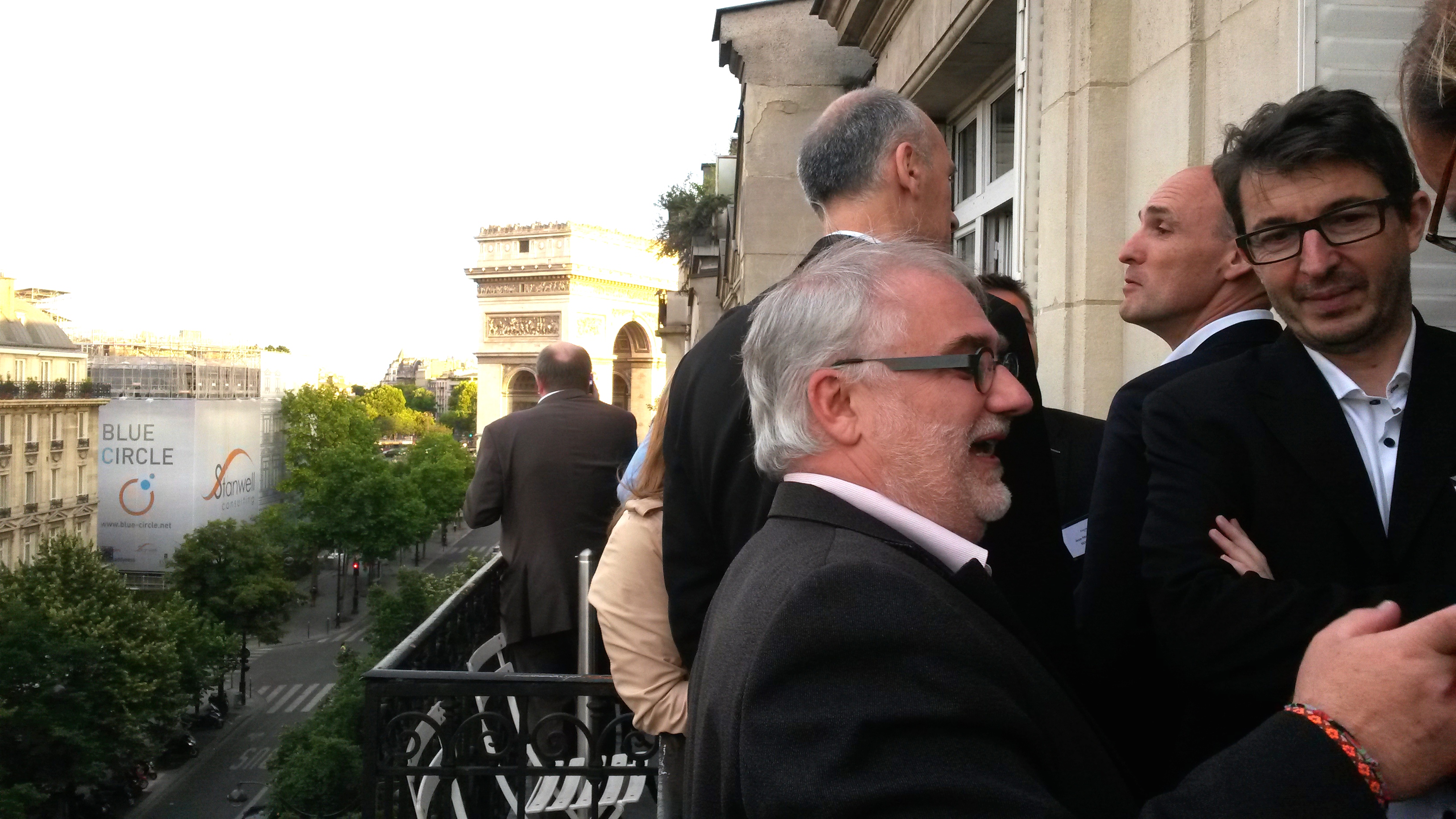 Franck PASQUET en discussion sur la terrasse